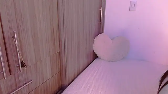 Snapshot of Oliviargf chatting on 11.08.25 Oliviargf online show from 11.08.25