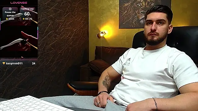 Snapshot of MatiasDean chatting on 10.13.25 MatiasDean online show from 10.13.25