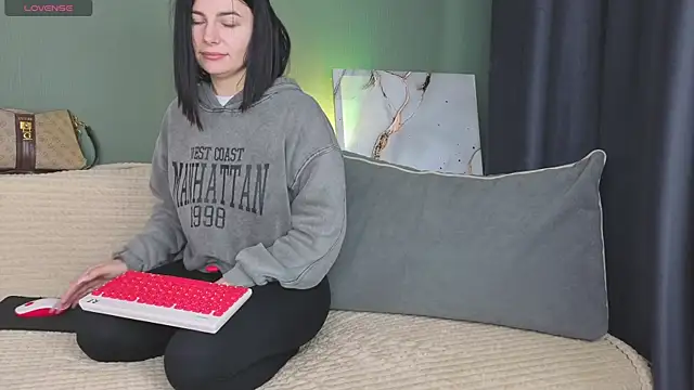 Charlotte Woods online show from 10.03.25