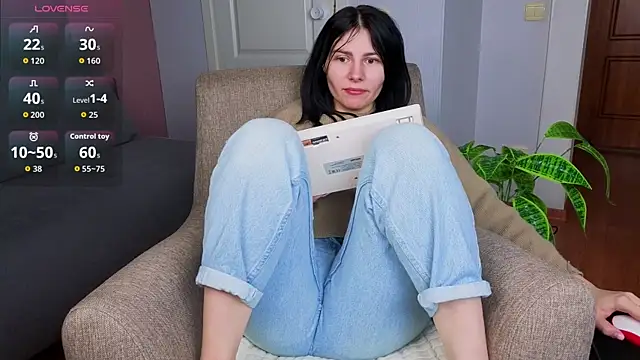 Charlotte Woods online show from 12.04.25