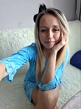 Snapshot of b_l_o_n_d_i_n_k_a chatting on 03.21.25 b l o n d i n k a online show from 03.21.25