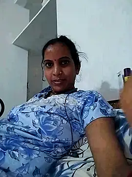 Snapshot of Hotty-Nidhi chatting on 03.10.25 Hotty-Nidhi online show from 03.10.25
