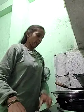 Hotty-Nidhi online show from 11.19.25