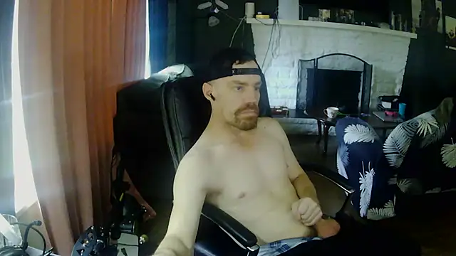 Snapshot of Slim_Whitey chatting on 11.12.25 Slim Whitey online show from 11.12.25