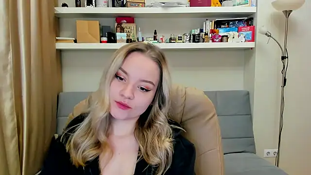 Snapshot of Kara_Smith_ chatting on 12.12.24 Kara Smith  online show from 12.12.24