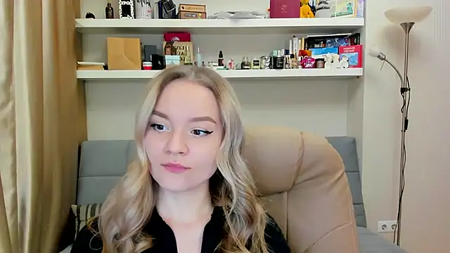 Snapshot of Kara_Smith_ chatting on 12.14.24 Kara Smith  online show from 12.14.24