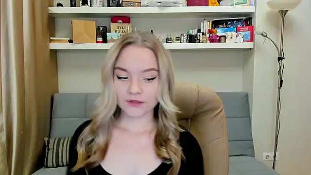 Snapshot of Kara_Smith_ chatting on 12.15.24 Kara Smith  online show from 12.15.24