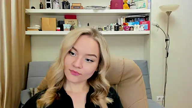 Snapshot of Kara_Smith_ chatting on 02.14.25 Kara Smith  online show from 02.14.25