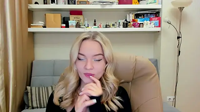 Snapshot of Kara_Smith_ chatting on 02.16.25 Kara Smith  online show from 02.16.25