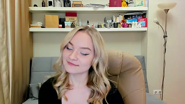 Snapshot of Kara_Smith_ chatting on 03.08.25 Kara Smith  online show from 03.08.25