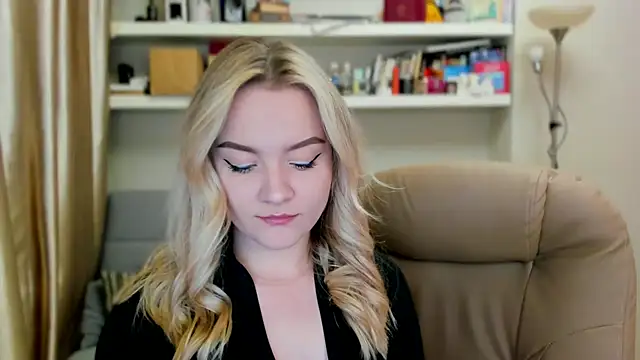 Snapshot of Kara_Smith_ chatting on 09.17.25 Kara Smith  online show from 09.17.25