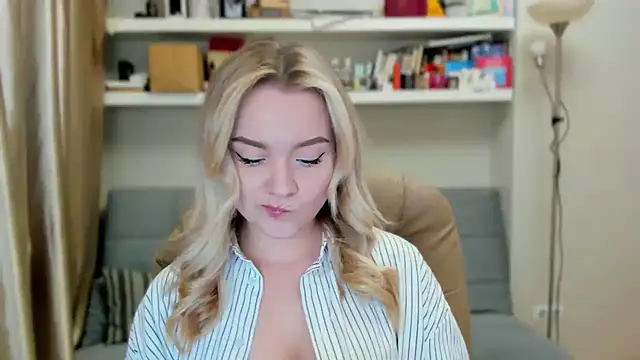 Snapshot of Kara_Smith_ chatting on 09.19.25 Kara Smith  online show from 09.19.25