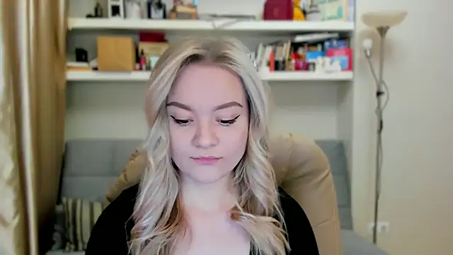 Snapshot of Kara_Smith_ chatting on 10.18.25 Kara Smith  online show from 10.18.25