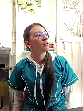 Snapshot of HOLY_DOLL chatting on 11.04.25 HOLY DOLL online show from 11.04.25