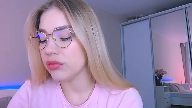 Snapshot of DIANAxxxDIAMOND chatting on 10.11.25 DIANAxxxDIAMOND online show from 10.11.25