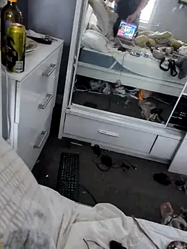 Snapshot of Nick-Ox chatting on 09.18.25 Nick-Ox online show from 09.18.25