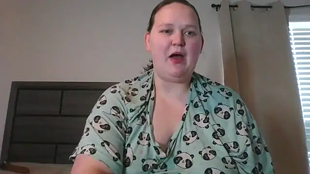 Snapshot of FantasyWifeBri chatting on 11.28.25 FantasyWifeBri online show from 11.28.25