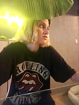 Snapshot of VictoriaLuxe chatting on 09.08.25 VictoriaLuxe online show from 09.08.25