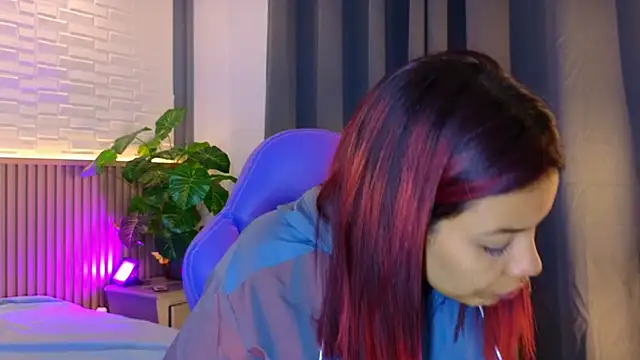 TiffanyWalk online show from 11.03.25