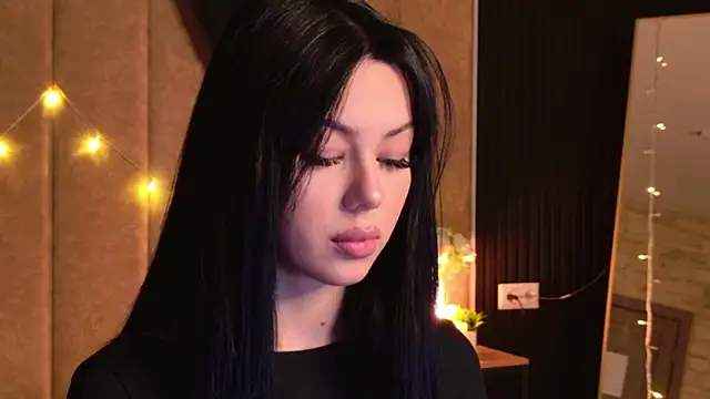 Leya Foxhall online show from 11.11.25