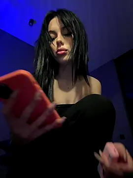 Leya Foxhall online show from 11.12.25