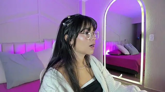 Snapshot of Eimmy_bm chatting on 10.13.25 Eimmy bm online show from 10.13.25