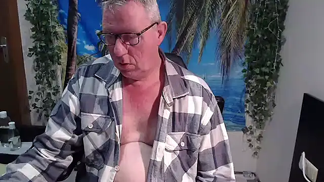 Snapshot of JamesBauer chatting on 11.30.25 JamesBauer online show from 11.30.25