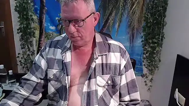 Snapshot of JamesBauer chatting on 12.02.25 JamesBauer online show from 12.02.25