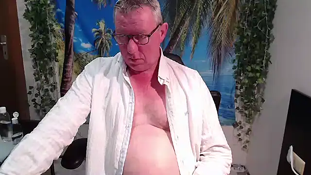 Snapshot of JamesBauer chatting on 12.05.25 JamesBauer online show from 12.05.25