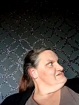 MissQueenBeex online show from 10.27.25