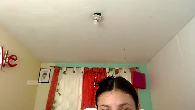 Snapshot of vale_miel chatting on 09.20.25 vale miel online show from 09.20.25