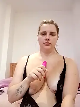 Snapshot of JessicaItalia chatting on 10.16.25 JessicaItalia online show from 10.16.25