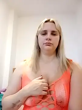 Snapshot of JessicaItalia chatting on 10.18.25 JessicaItalia online show from 10.18.25