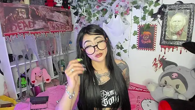 Snapshot of sarahminage_ chatting on 10.23.25 sarahminage online show from 10.23.25