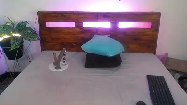 Snapshot of Yeseniaa25_ chatting on 10.02.25 Yeseniaa25  online show from 10.02.25