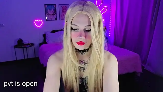 Snapshot of your_little_eva chatting on 10.05.25 your little eva online show from 10.05.25