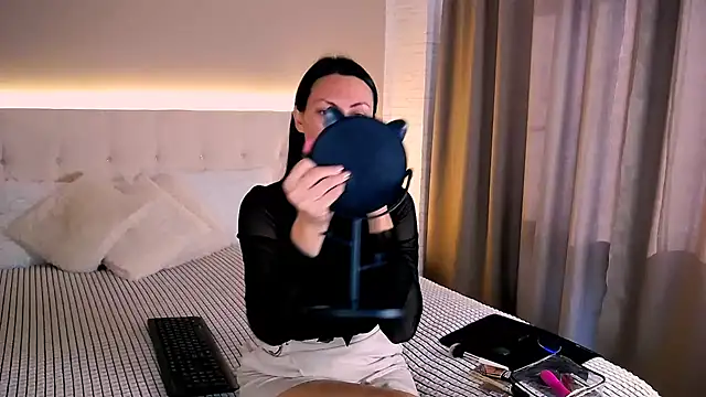 MonikaBelachi online show from 10.06.25