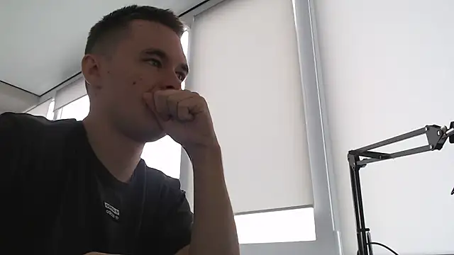 Snapshot of FreddyBredi chatting on 10.06.25 FreddyBredi online show from 10.06.25