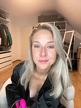 Snapshot of celis_secret chatting on 09.30.25 celis secret online show from 09.30.25