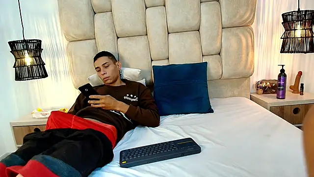 Zoelucas online show from 12.02.25