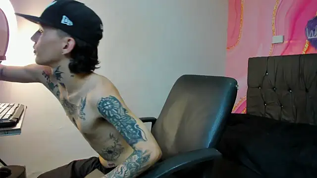 Snapshot of StraightBoy_Nick chatting on 10.02.25 StraightBoy Nick online show from 10.02.25