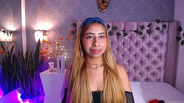 Snapshot of laila_stilwiills chatting on 11.05.25 laila stilwiills online show from 11.05.25