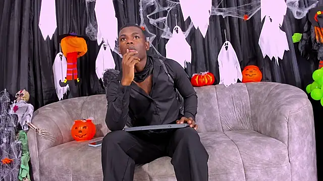 Snapshot of latin_night chatting on 10.28.25 latin night online show from 10.28.25