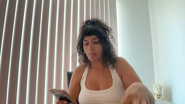 Snapshot of pressuremami chatting on 10.20.25 pressuremami online show from 10.20.25