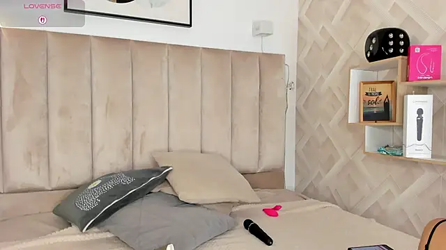 Clhoe Johnson online show from 10.21.25