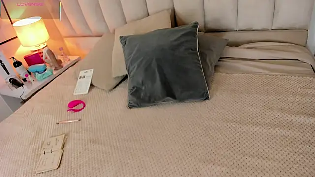 Clhoe Johnson online show from 10.30.25