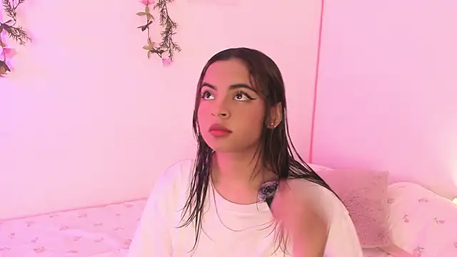 Snapshot of valy_shyness chatting on 10.10.25 valy shyness online show from 10.10.25