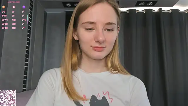 Snapshot of ElvinaRose chatting on 10.20.25 ElvinaRose online show from 10.20.25