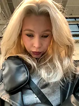 Snapshot of Cum_girlss chatting on 10.17.25 Cum girlss online show from 10.17.25