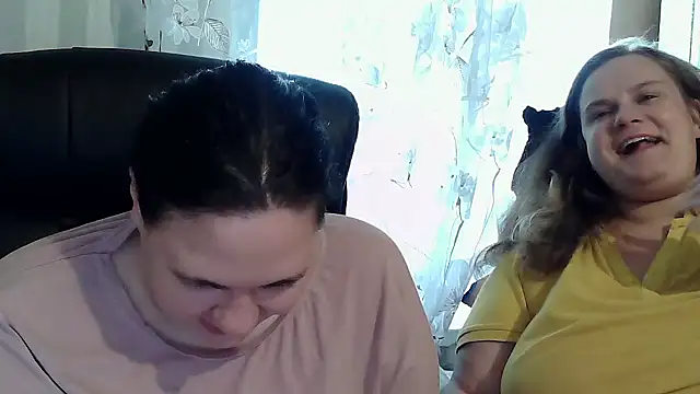 Snapshot of HollyXEva chatting on 09.19.25 HollyXEva online show from 09.19.25